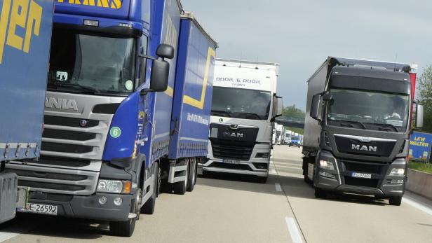 Mehrere Lastwagen stauen sich auf einer Autobahn.