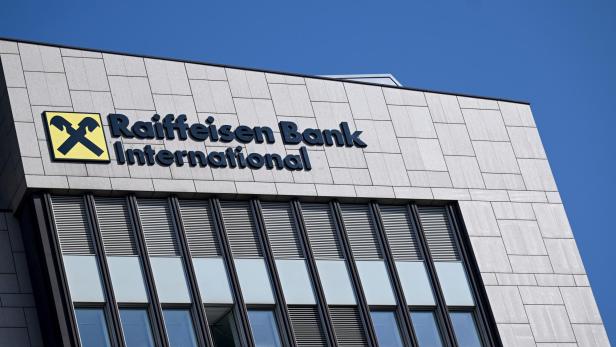 Ein Gebäude der Raiffeisen Bank International unter blauem Himmel.