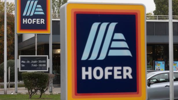 Ein Hofer-Supermarkt mit dem Hofer-Logo im Vordergrund.