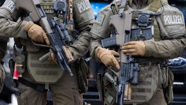 Zwei Polizisten der Cobra mit taktischer Ausrüstung und Gewehren.