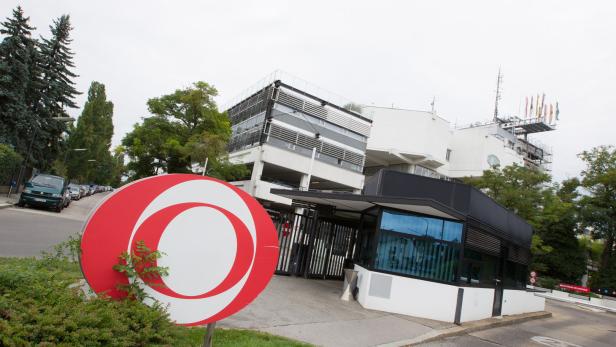 Das ORF-Zentrum Küniglberg in Wien mit dem markanten Logo im Vordergrund.