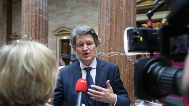 Helmut Brandstätter wird interviewt.