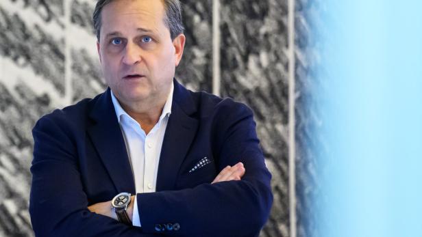 Dietmar Kerschbaum mit verschränkten Armen vor einer Wand.