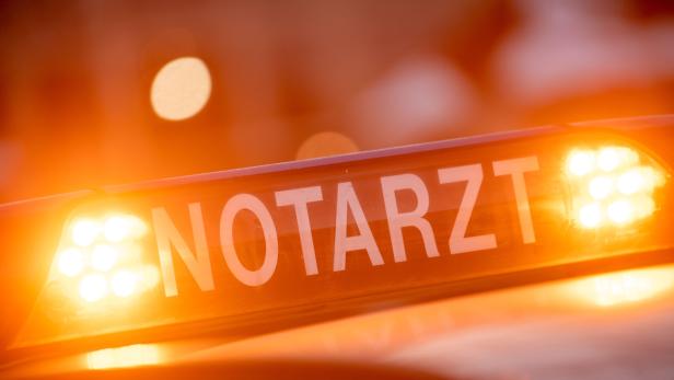 Ein Notarzt-Schild leuchtet hell.