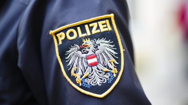 Polizeiemblem auf einer Uniform.