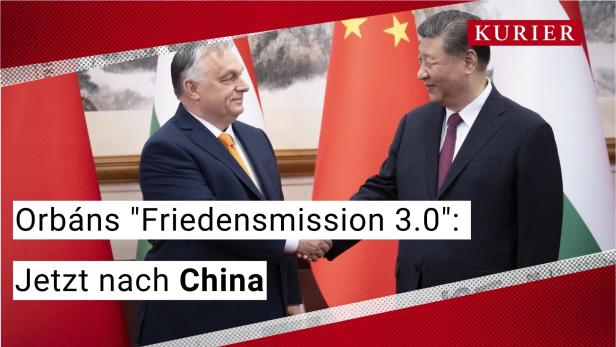 Viktor Orbán schüttelt Xi Jinping die Hand vor den Flaggen Ungarns und Chinas.