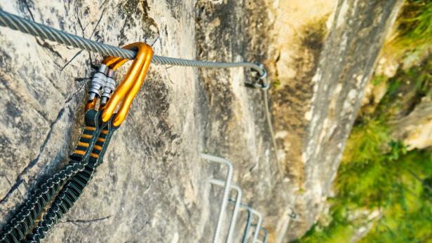 Karabiner an einem Klettersteig.