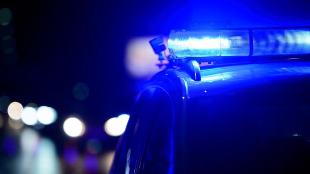 Symbolbild: Polizeiauto mit Blaulicht.
