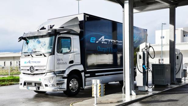 Ein elektrischer Mercedes-Benz eActros wird an einer Ladestation aufgeladen.