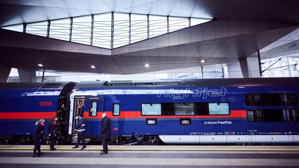 ÖBB Nightjet Couchette Liegewagen am Hauptbahnhof in Wien am Bahnsteig vor der Abfahrt Richtung Rom.