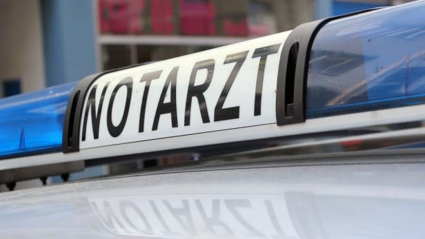 Blaulicht und der Schriftzug "NOTARZT" sind auf einem Einsatzfahrzeug zu sehen.