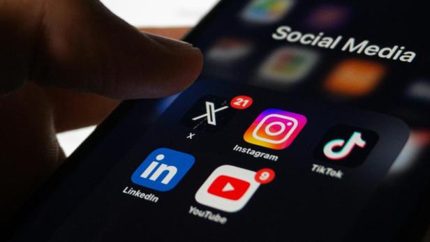 Smartphone-Bildschirm mit Apps wie Instagram, TikTok und YouTube.