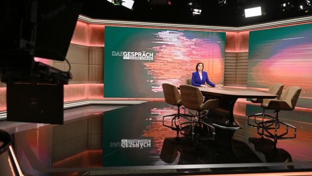 Susanne Schnabl in einem Fernsehstudio für die Sendung „Das Gespräch“.
