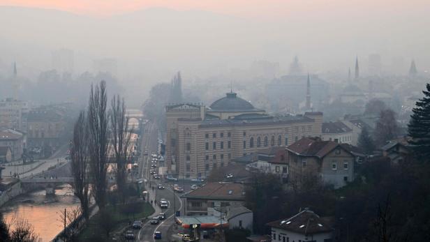 Blick auf Sarajevo im Nebel mit dem Fluss Miljacka und der Akademie der Bildenden Künste.
