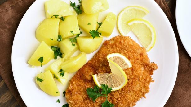 Schnitzel mit Erdäpfeln.