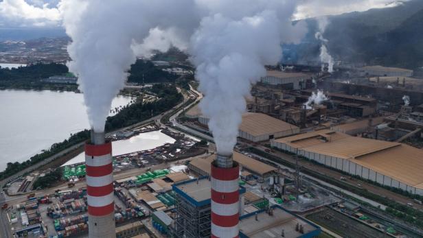 Abgas aus zwei Schornsteinen eines Industrieunternehmens.