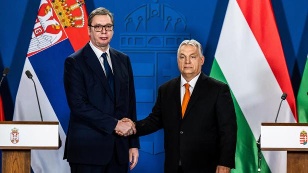 Der serbische Präsident Aleksandar Vučić und der ungarische Ministerpräsident Viktor Orbán schütteln sich die Hände.