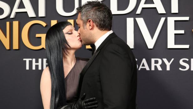 Lady Gaga küsst ihren Partner Michael Polansky.