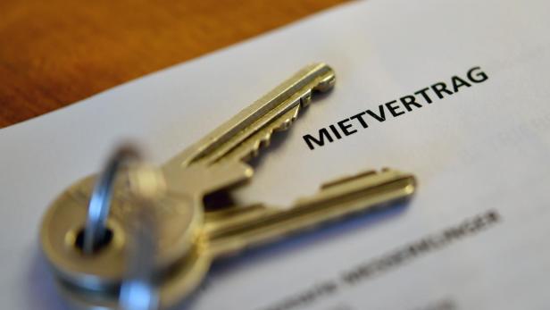 Miete, Wohnungen und Mietpreise auf einem Mietvertrag mit einem Schlüssel.