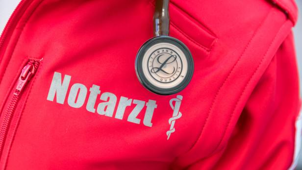 Rote Jacke mit Notarzt-Schriftzug.