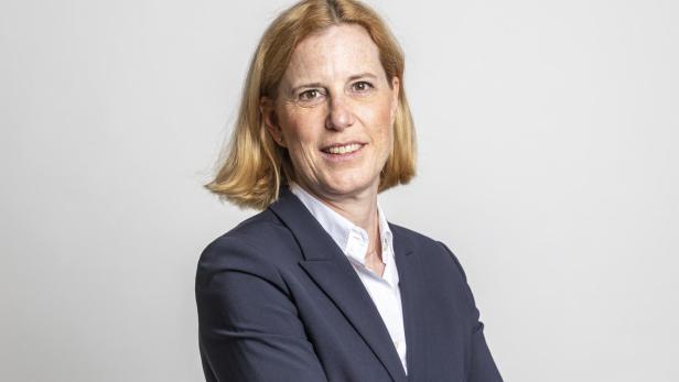 Margot Rest, eine Anwältin aus Wien, steht mit verschränkten Armen da.