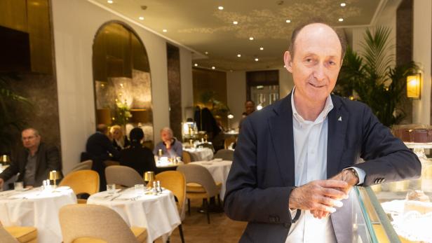 Attila Dogudan posiert in einem eleganten Restaurant.