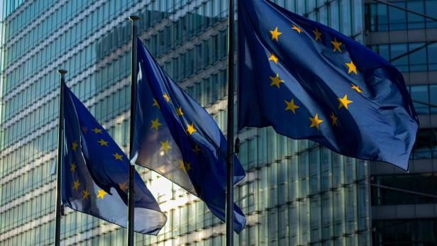 Vor dem Hauptsitz der Europäischen Kommission in Brüssel wehen EU-Flaggen im Wind.