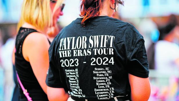 Vor einem Taylor Swift-Konzert: Merchandise der „Taylor Swift The Eras Tour“.