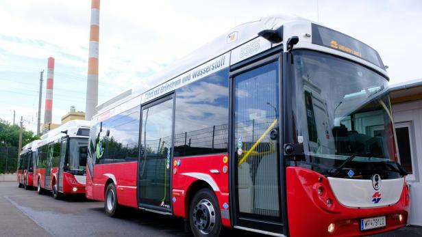 ++ THEMENBILD ++ MEDIENTERMIN WIENER LINIEN "NEUE BATTERIE-WASSERSTOFF-BUSFLOTTE IN WIEN ANGEKOMMEN"