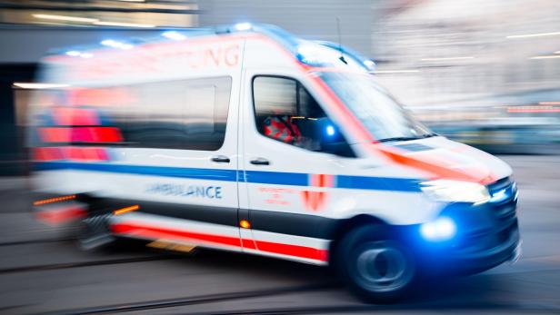 Ein Rettungswagen fährt mit Blaulicht durch die Stadt.