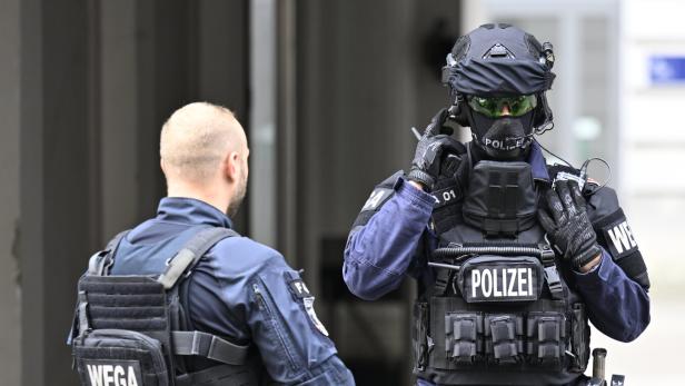 Wega-Beamte bei Einsatz in Wien. Symbolbild.