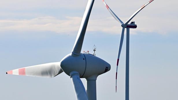 Zwei Windräder
