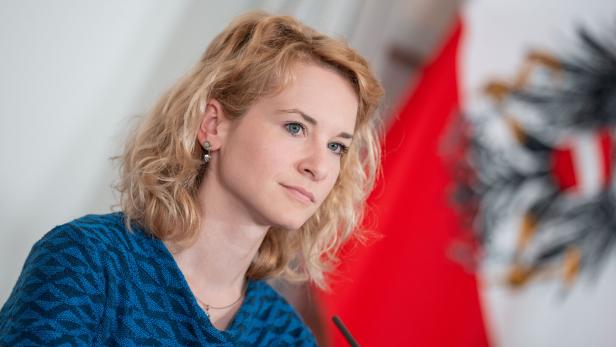 MINISTERRAT - PRESSEFOYER: HOLZLEITNER