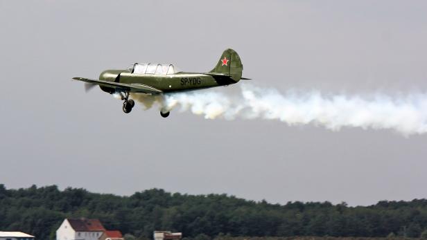 Symbolbild: Jak-52 bei einer Flugshow