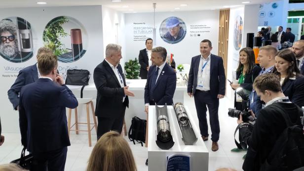 Wirtschaftsminister Wolfgang Hattmannsdorfer bei der Energiemesse ADIPEC am Stand von Voestalpine Tubulars.