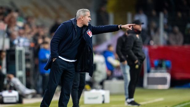 SKN-Trainer Cem Sekerlioglu gibt Anweisungen