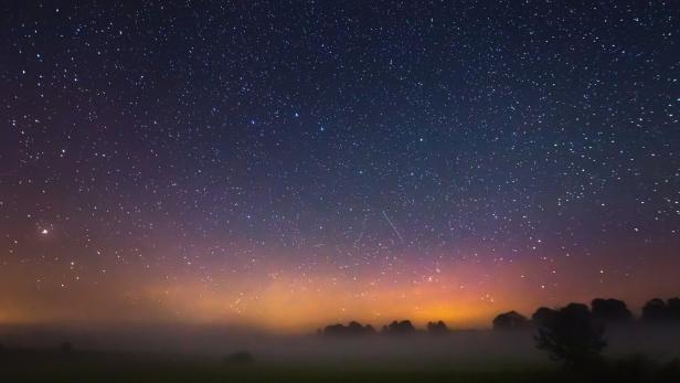 Nächtlicher Sternenhimmel mit Nebel