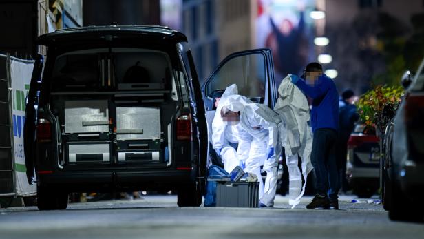 Männer in weißen Overalls am Tatort in Ottakring.