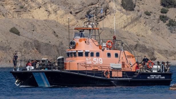 Symbolbild: Ein Rettungsschiff der griechischen Küstenwache transportiert Migranten, die vor der griechischen Insel Kreta aus dem Meer gerettet wurden. 