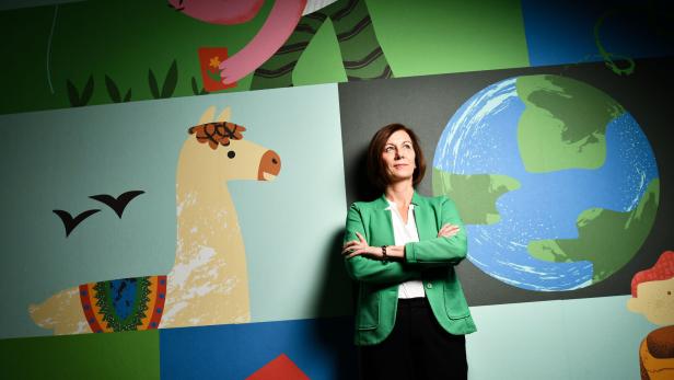 Annemarie Schlack im Büro von SOS Kinderdorf