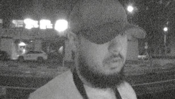 Ein Mann auf einem schwarz-weiß-Bild einer Überwachungskamera.