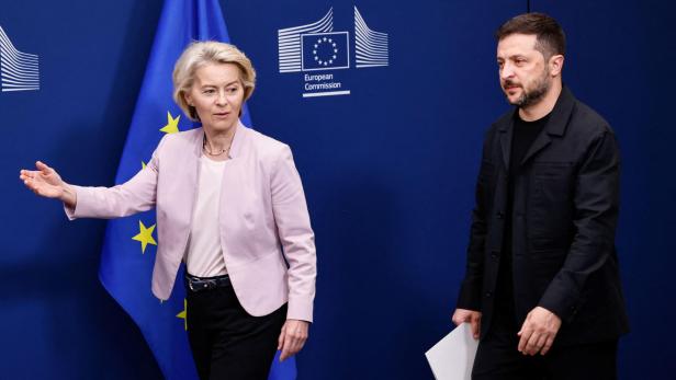 Ursula von der Leyen und Wolodymyr Selenskyj vor dem Logo der EU-Kommission