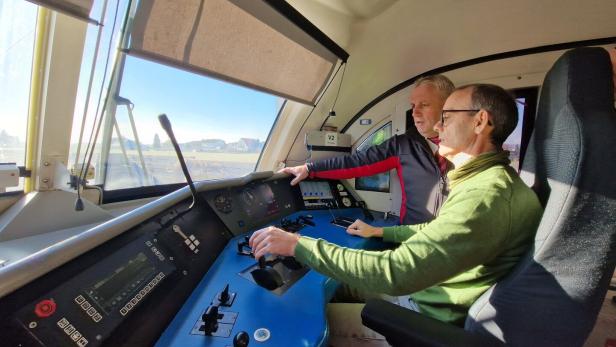 Zwei Männer nebebeinander in einer Lok