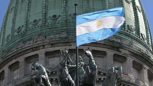Argentinische Flagge weht vor dem Parlamentsgebäude in Buenos Aires.