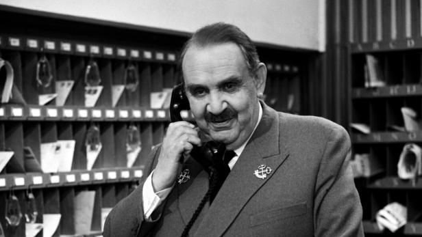 Hallo, Hotel Sacher ... Portier "Die Frau Kammers?§ngerin" =