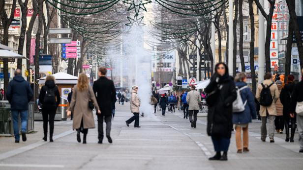 Blick die Mariahilferstraße in Wien entlang, mit vielen Menschen auf Shopping-Tour.
