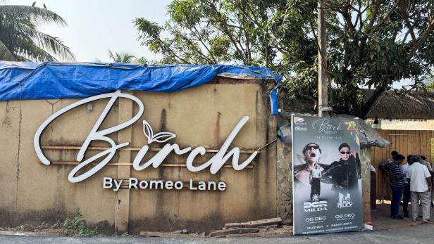 Das "Birch by Romeo Lane" Schild steht neben einem Veranstaltungsplakat.
