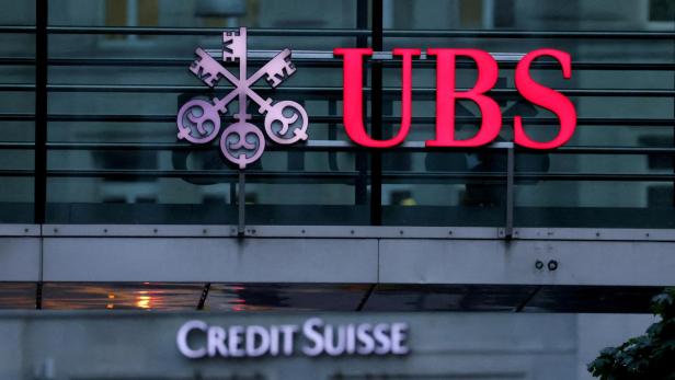 Die Logos von UBS und Credit Suisse sind an einem Gebäude angebracht.