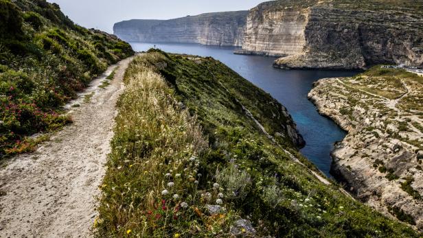 Hiking Path, Cliffs nearby Xlendi Tower bei Gozo, Malta