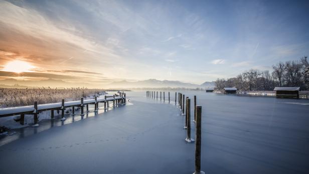 Der Chiemsee wie er schon leicht zugefroren ist
